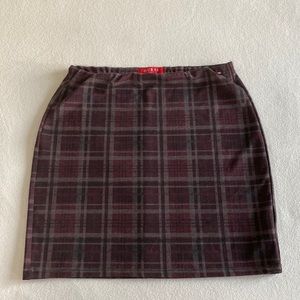 Guess Dark Red skirt 🌹♥️